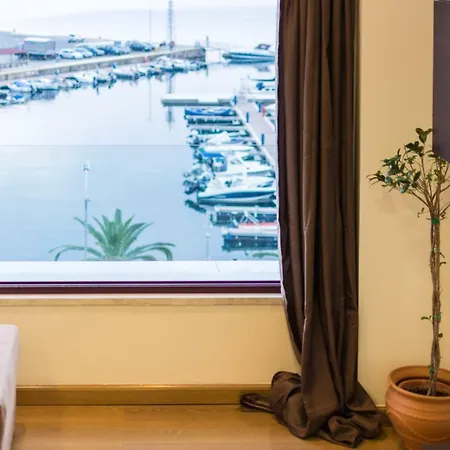 Floor Downtown Port View *