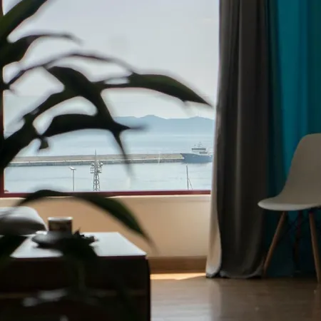 Floor Downtown Port View *